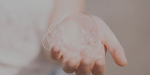 main tenant des bulles de savons